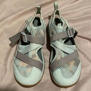 Chaco hiking shoe. EUC